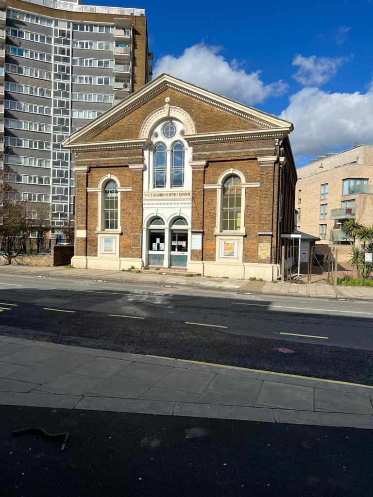 Modern Studios Queenspark London Exterior photo
