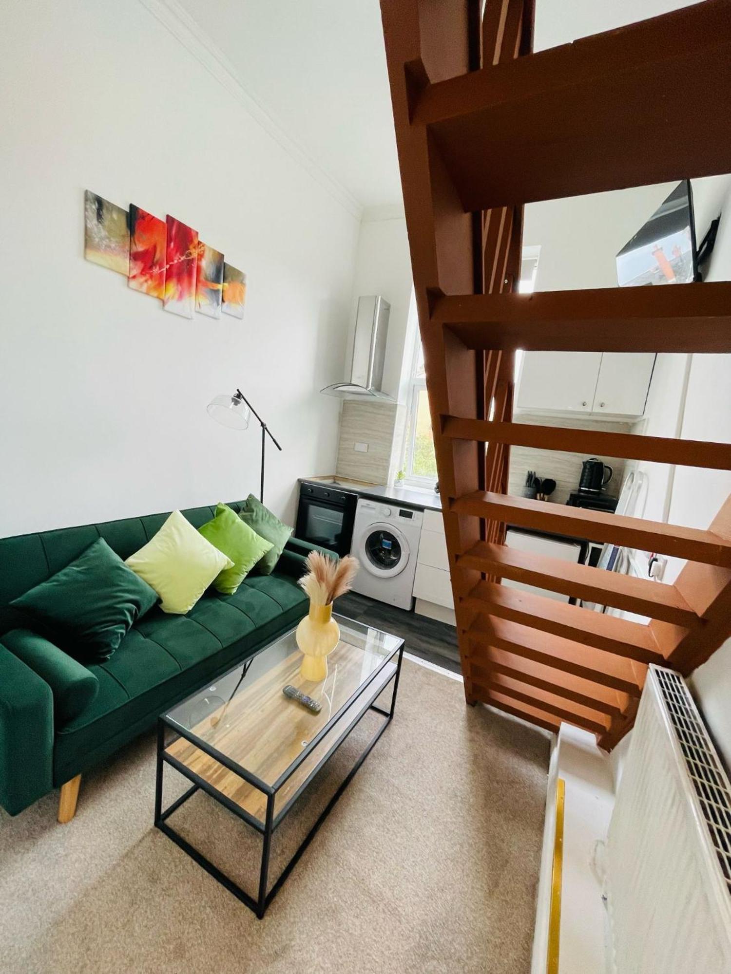 Modern Studios Queenspark London Room photo