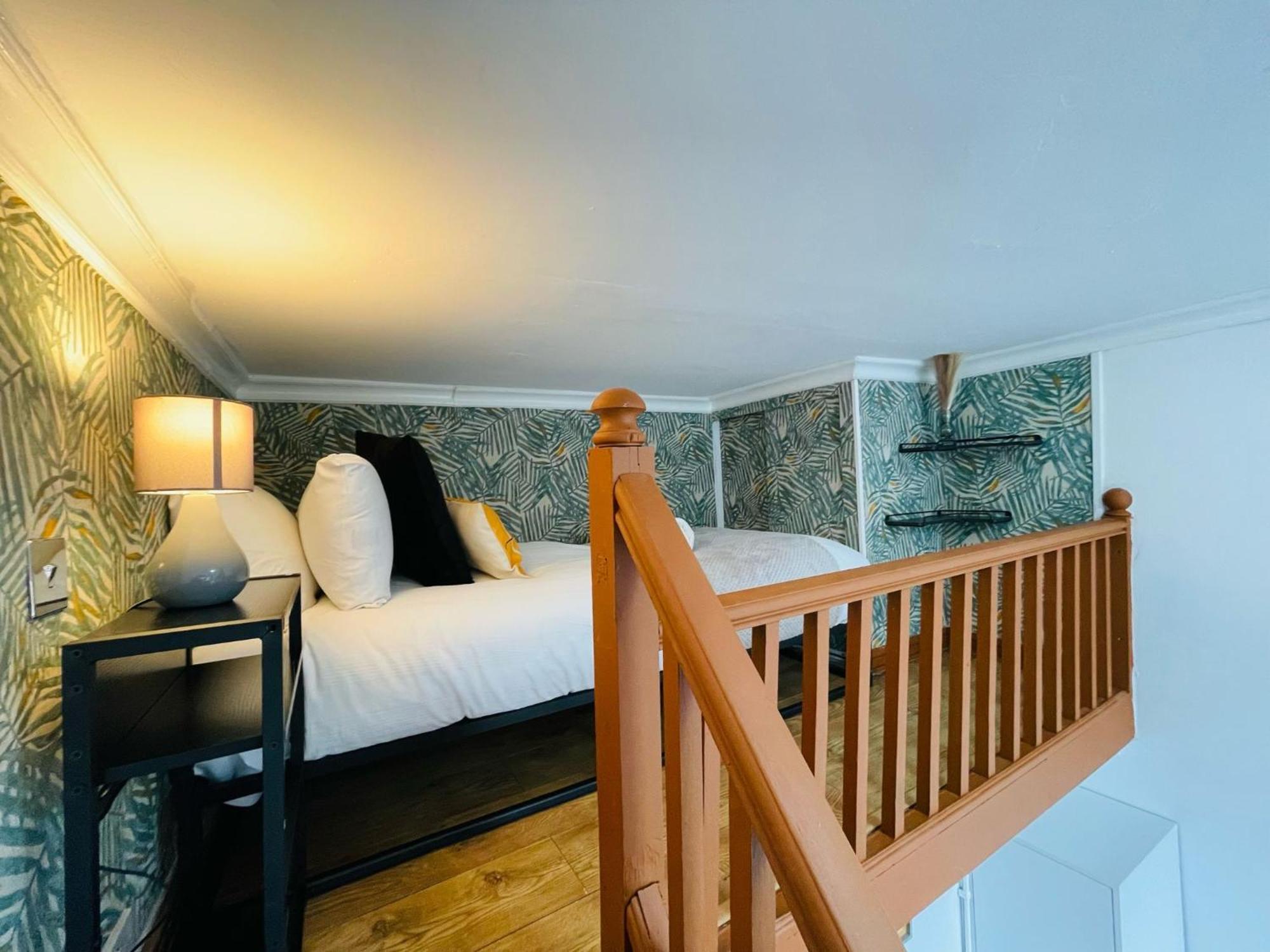 Modern Studios Queenspark London Room photo