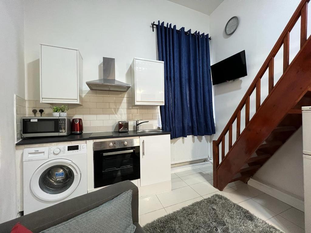 Modern Studios Queenspark London Room photo