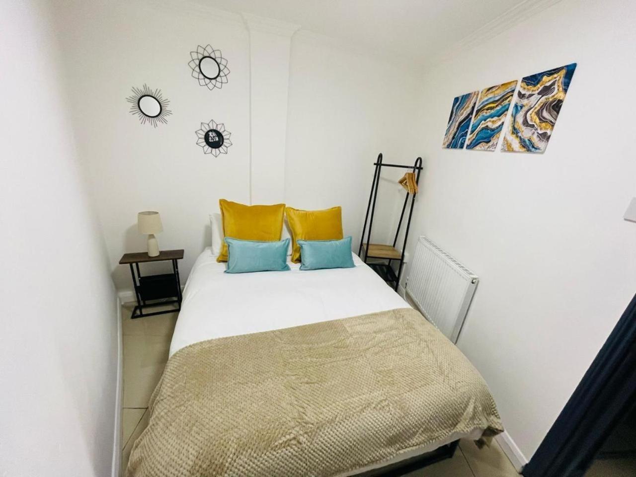 Modern Studios Queenspark London Room photo