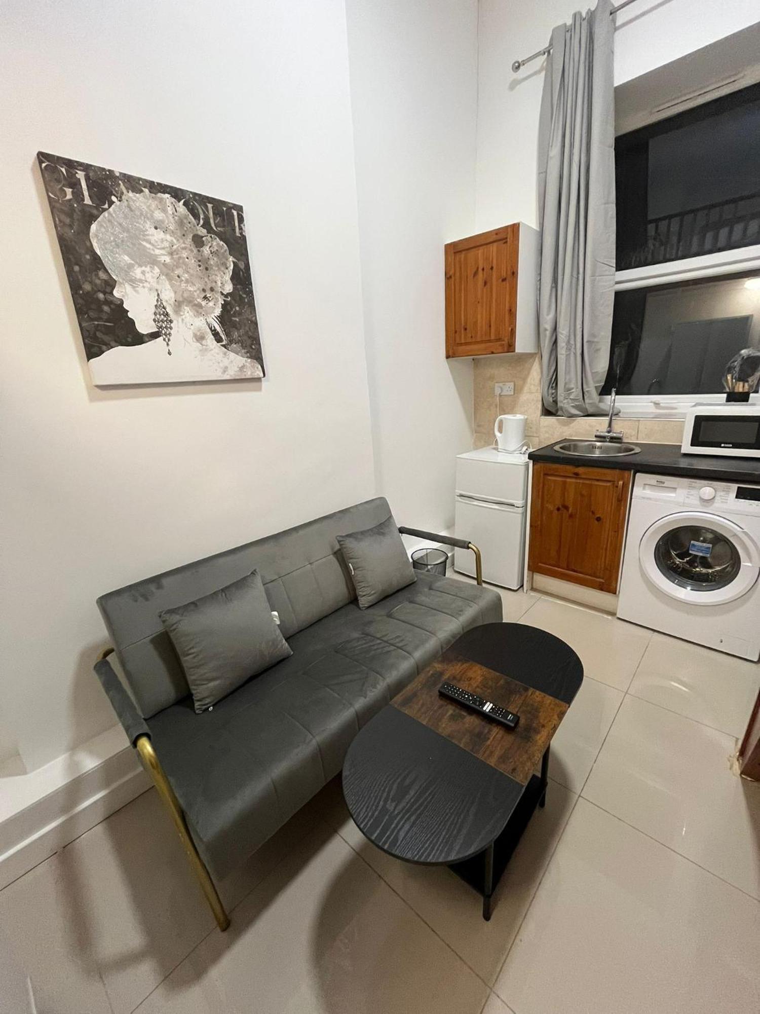 Modern Studios Queenspark London Room photo