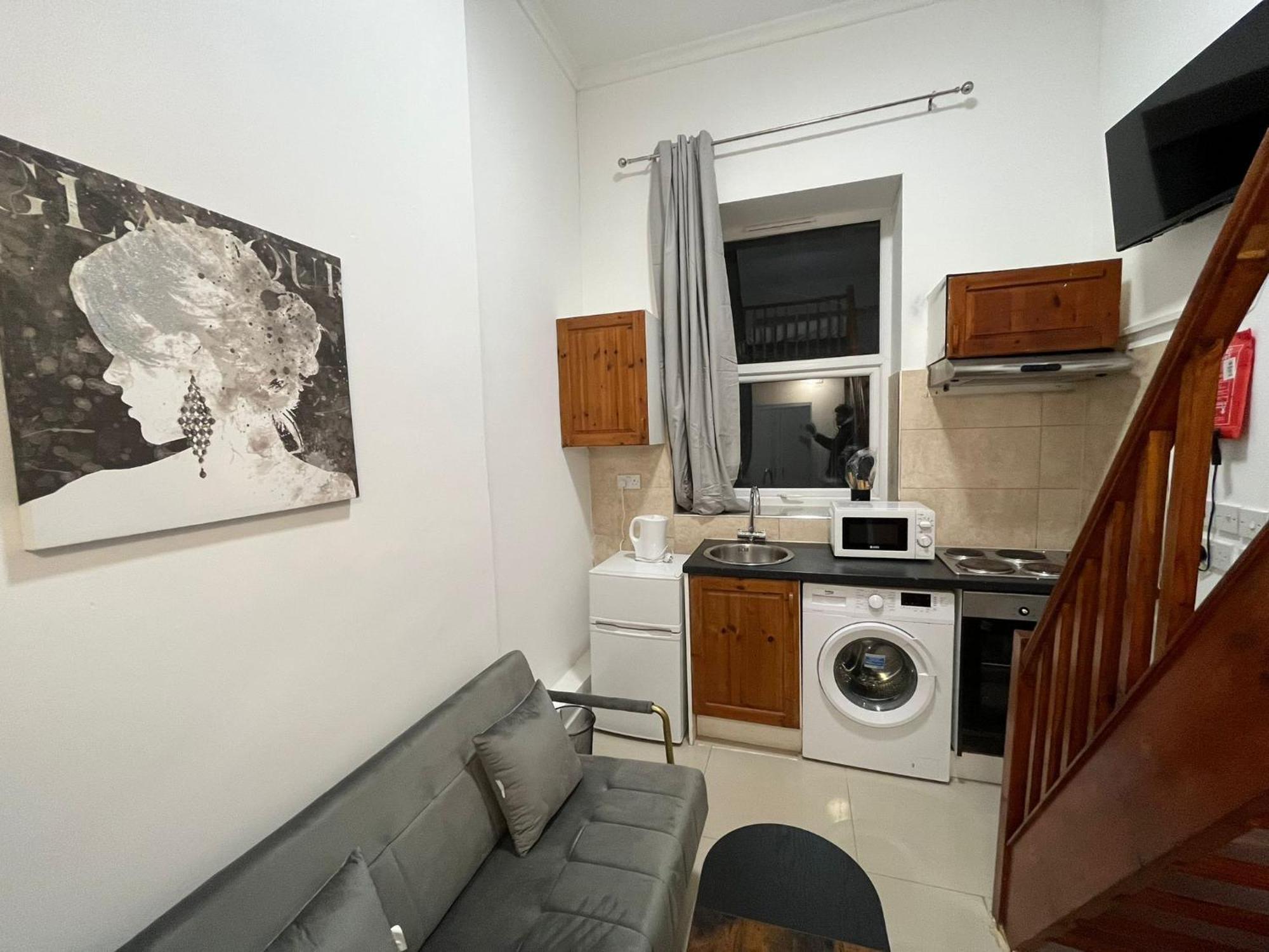 Modern Studios Queenspark London Room photo