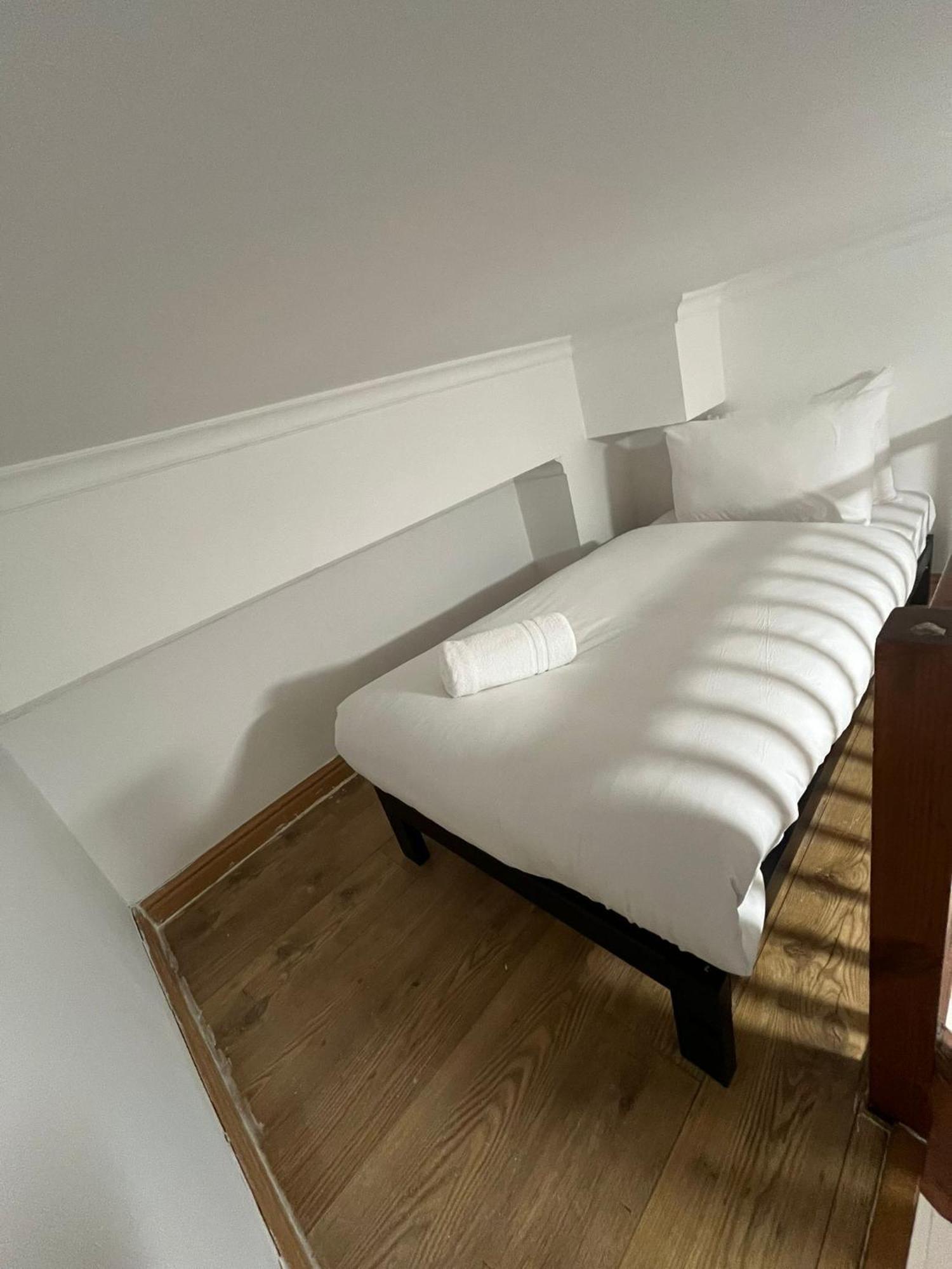 Modern Studios Queenspark London Room photo