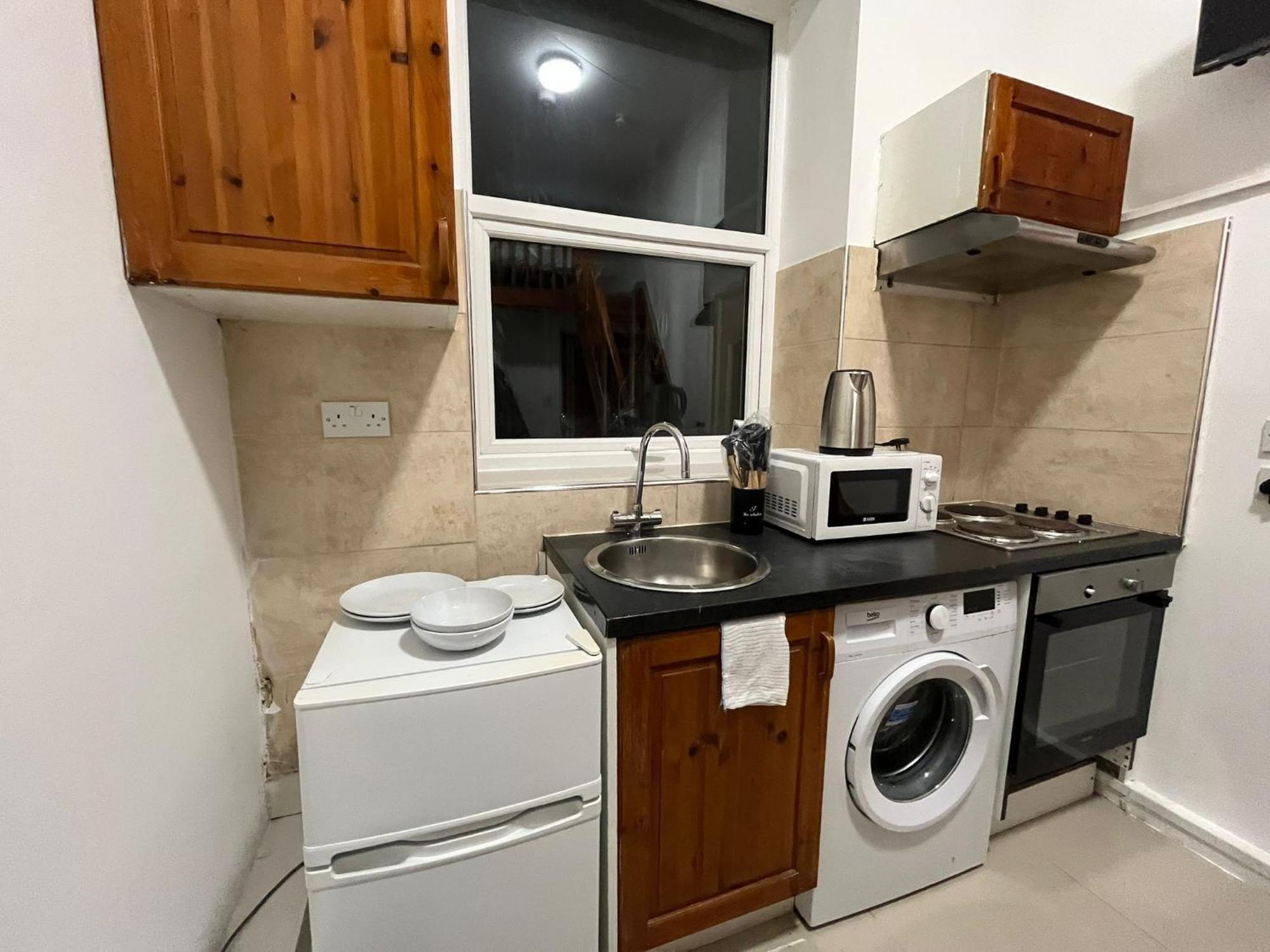 Modern Studios Queenspark London Room photo