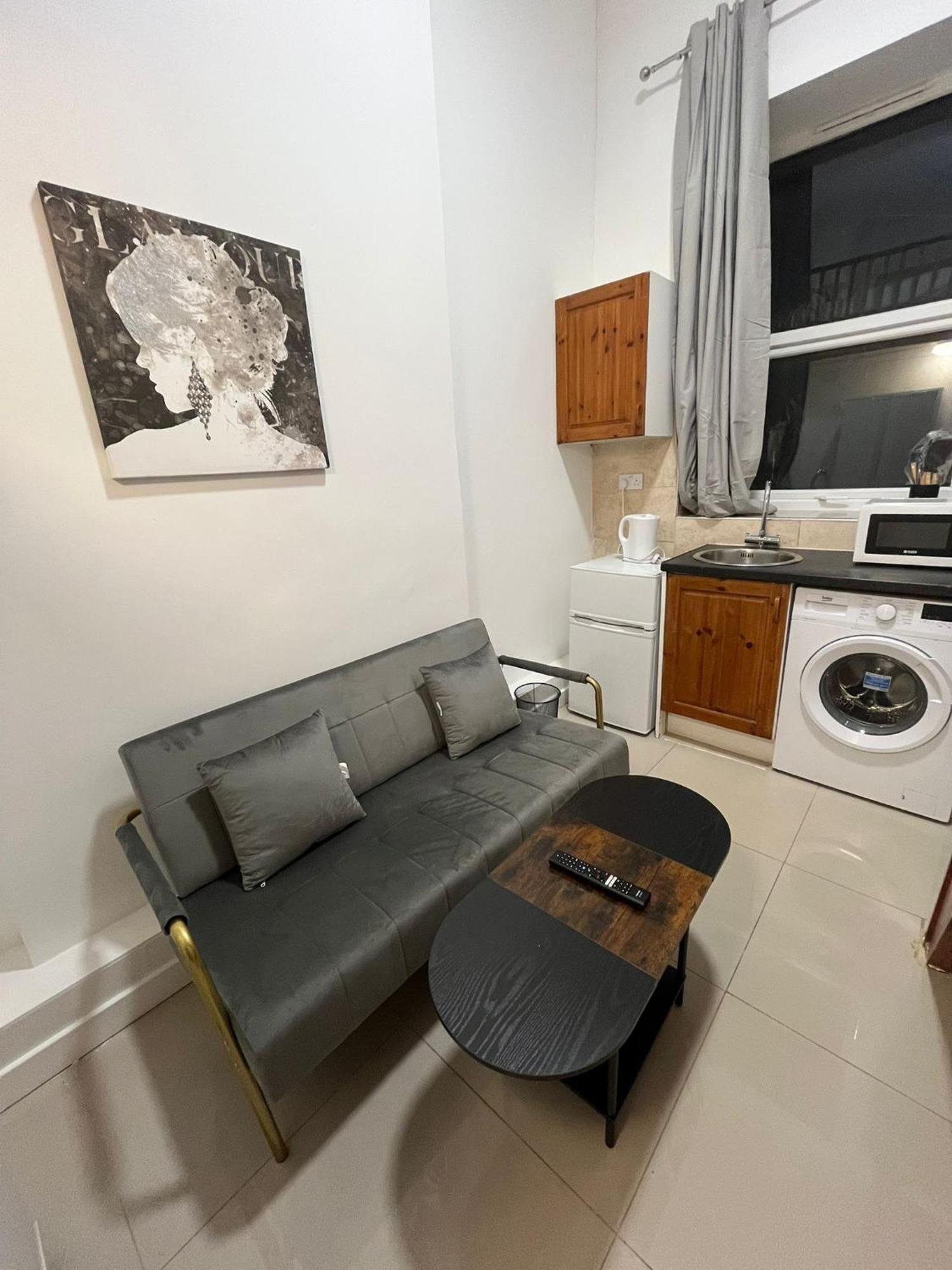 Modern Studios Queenspark London Room photo