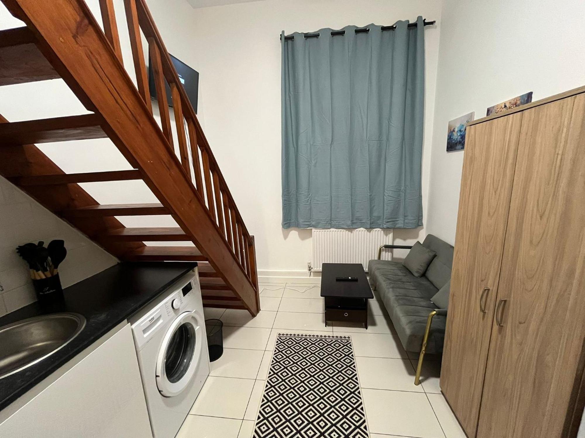 Modern Studios Queenspark London Room photo