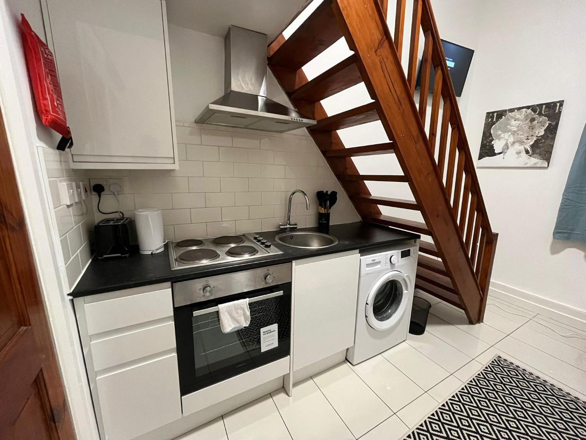 Modern Studios Queenspark London Room photo
