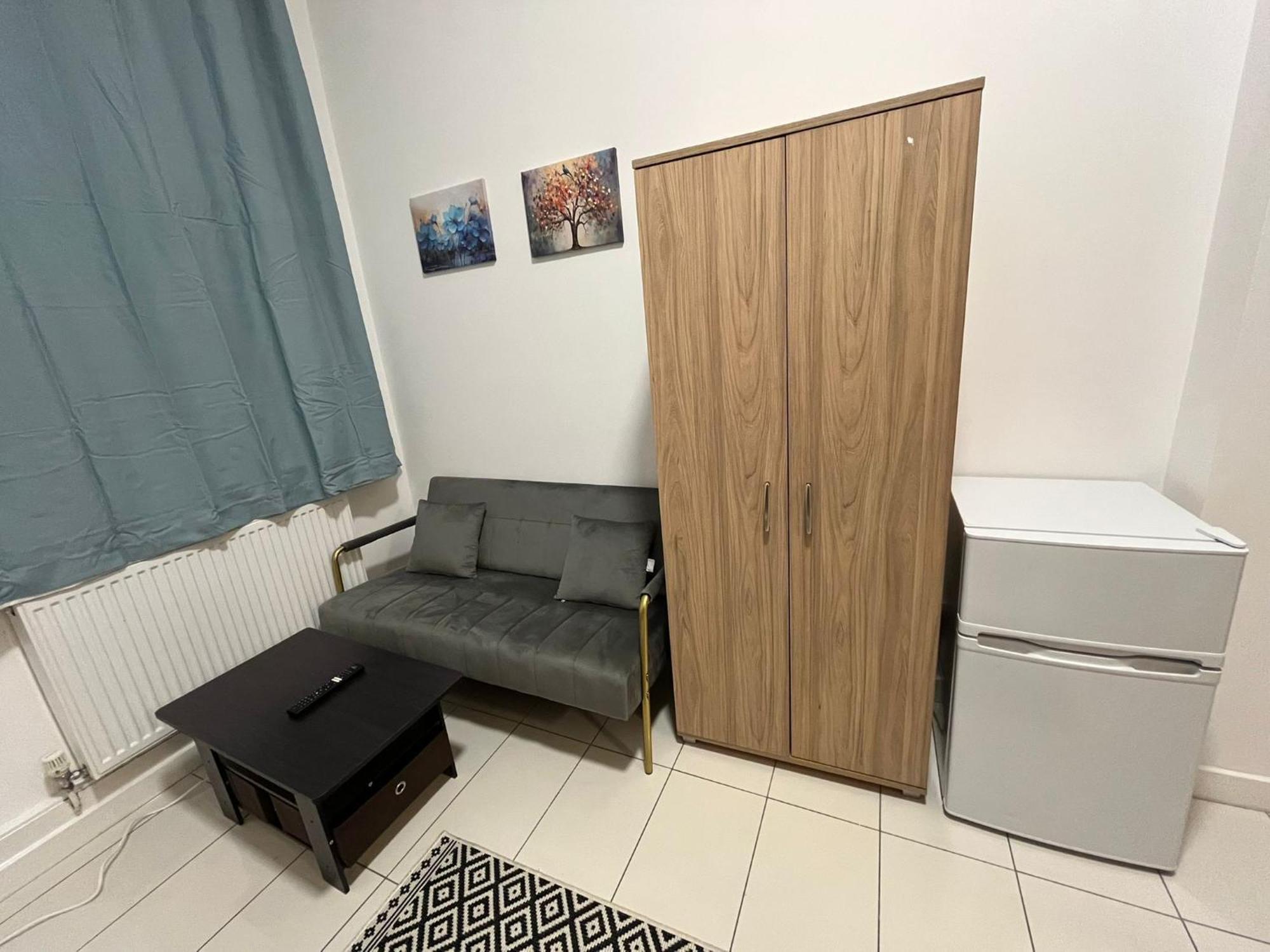 Modern Studios Queenspark London Room photo