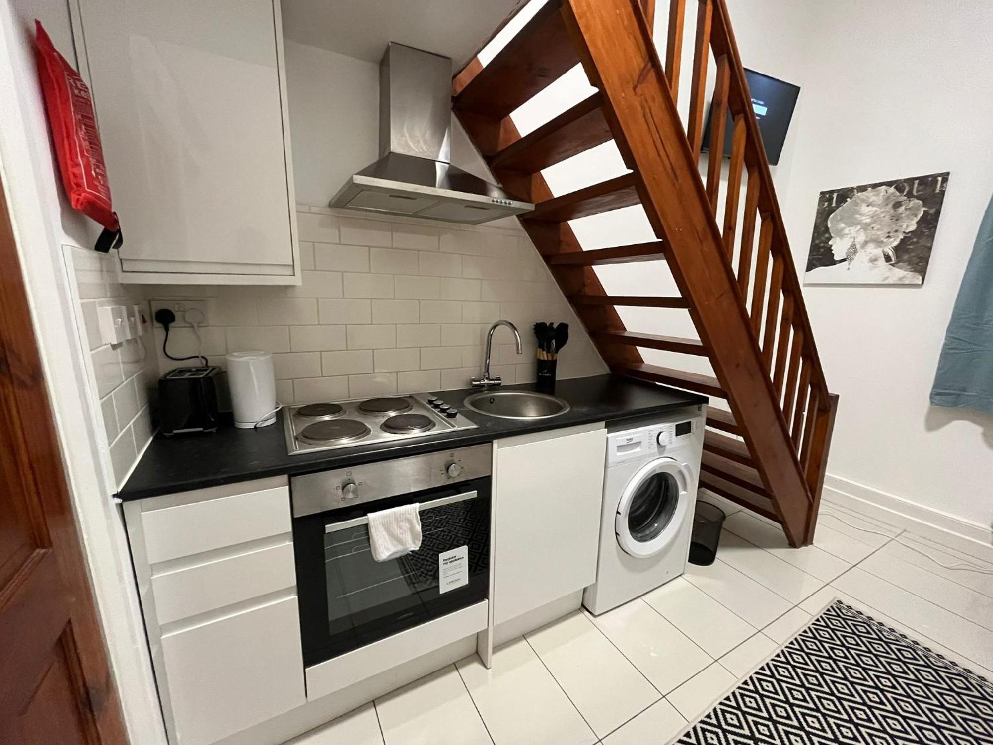 Modern Studios Queenspark London Room photo