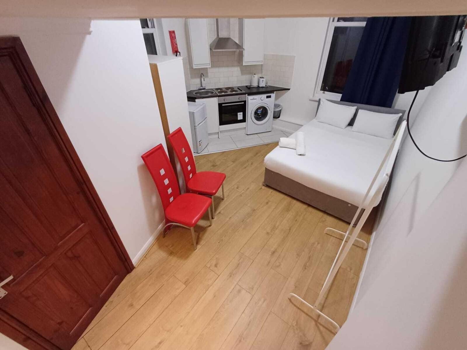 Modern Studios Queenspark London Room photo