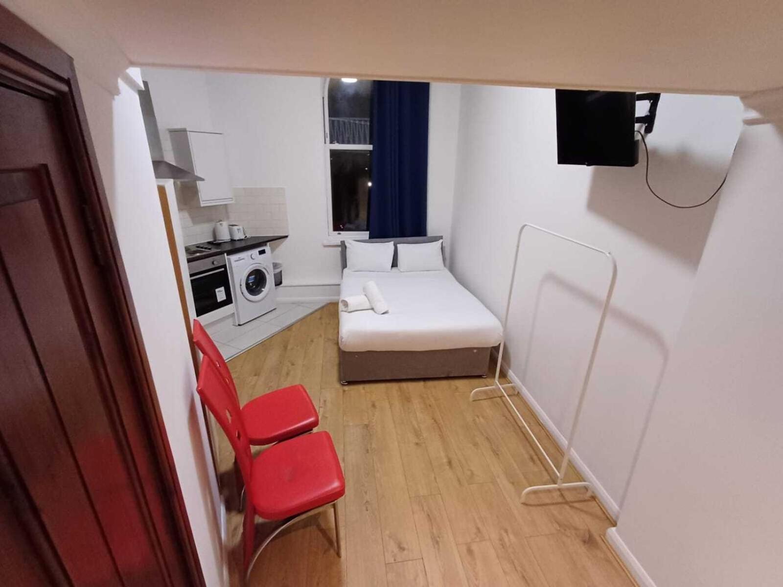 Modern Studios Queenspark London Room photo