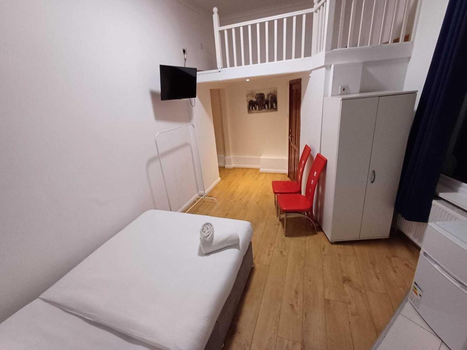 Modern Studios Queenspark London Room photo