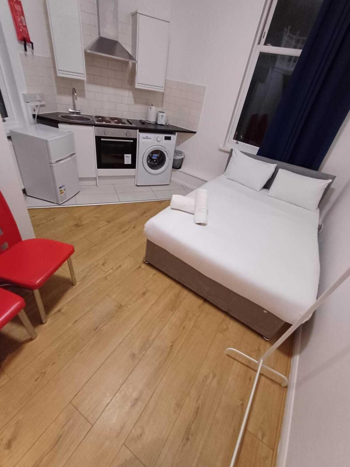 Modern Studios Queenspark London Room photo