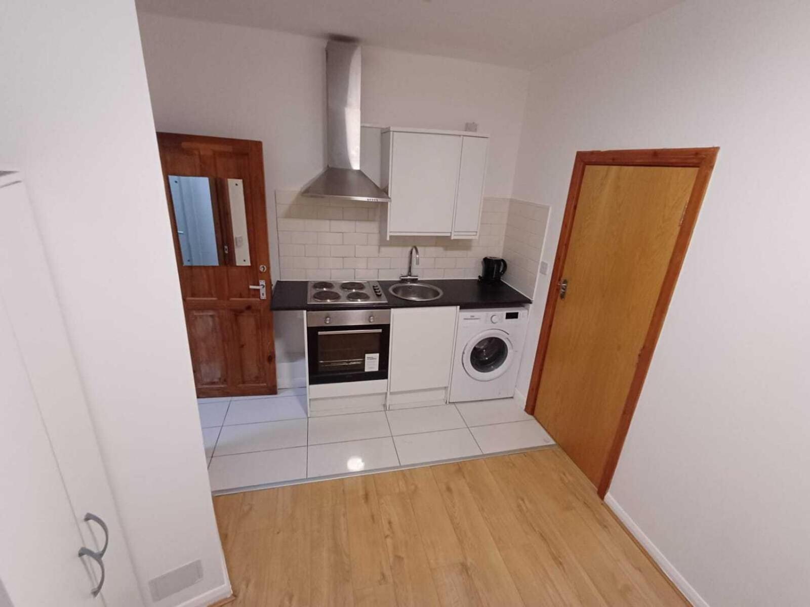 Modern Studios Queenspark London Room photo