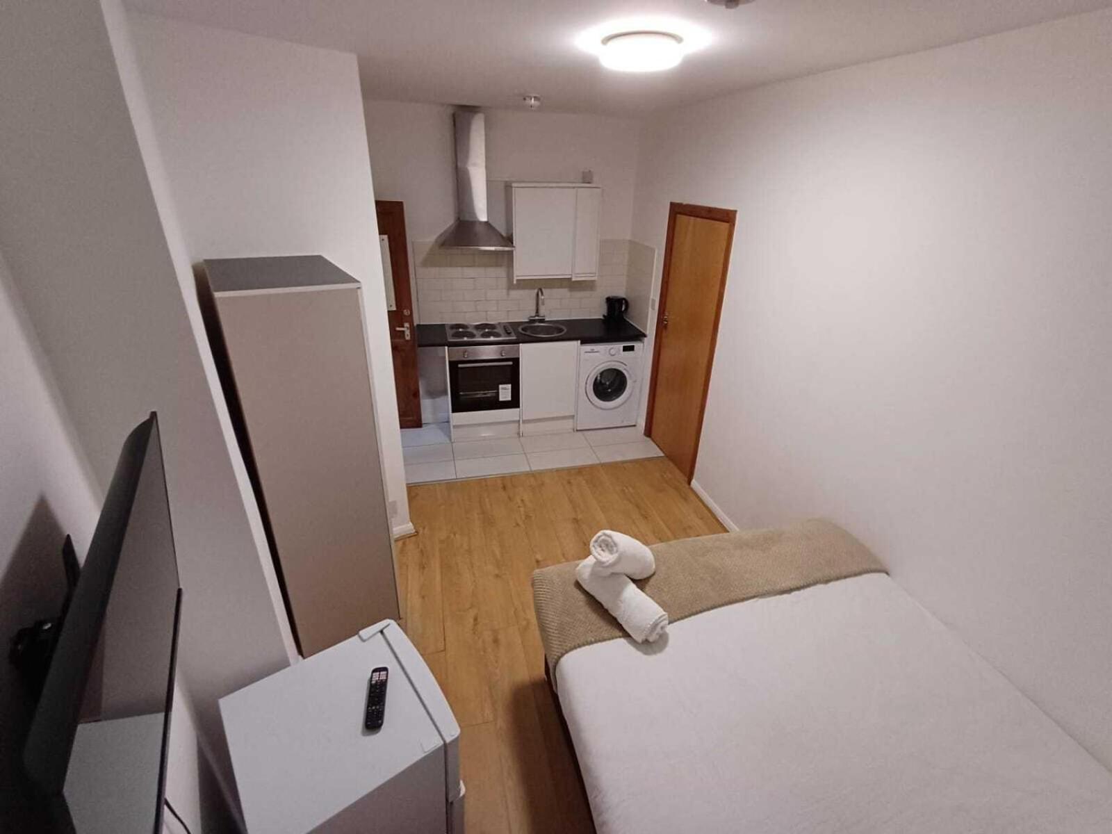 Modern Studios Queenspark London Room photo
