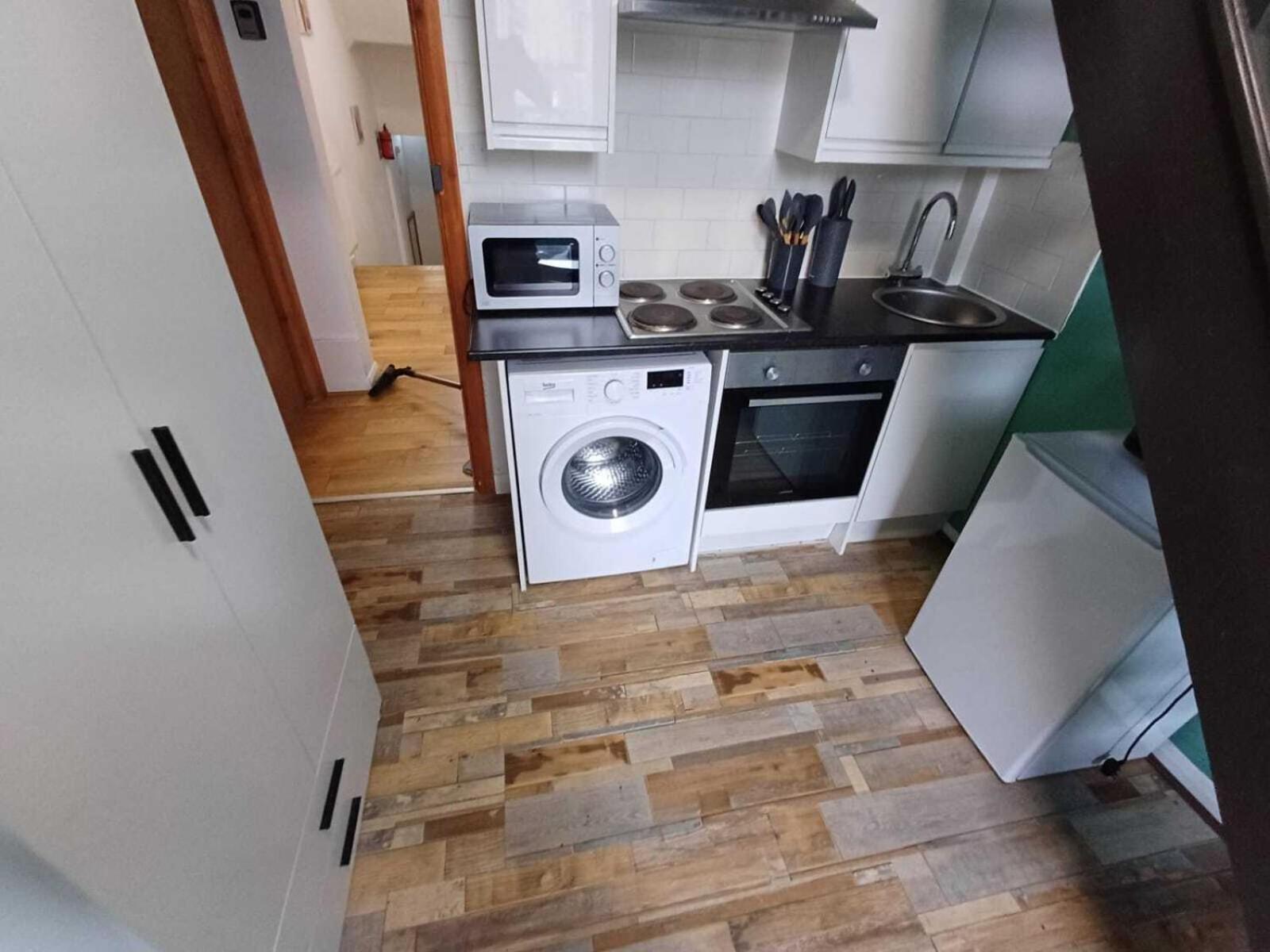Modern Studios Queenspark London Room photo