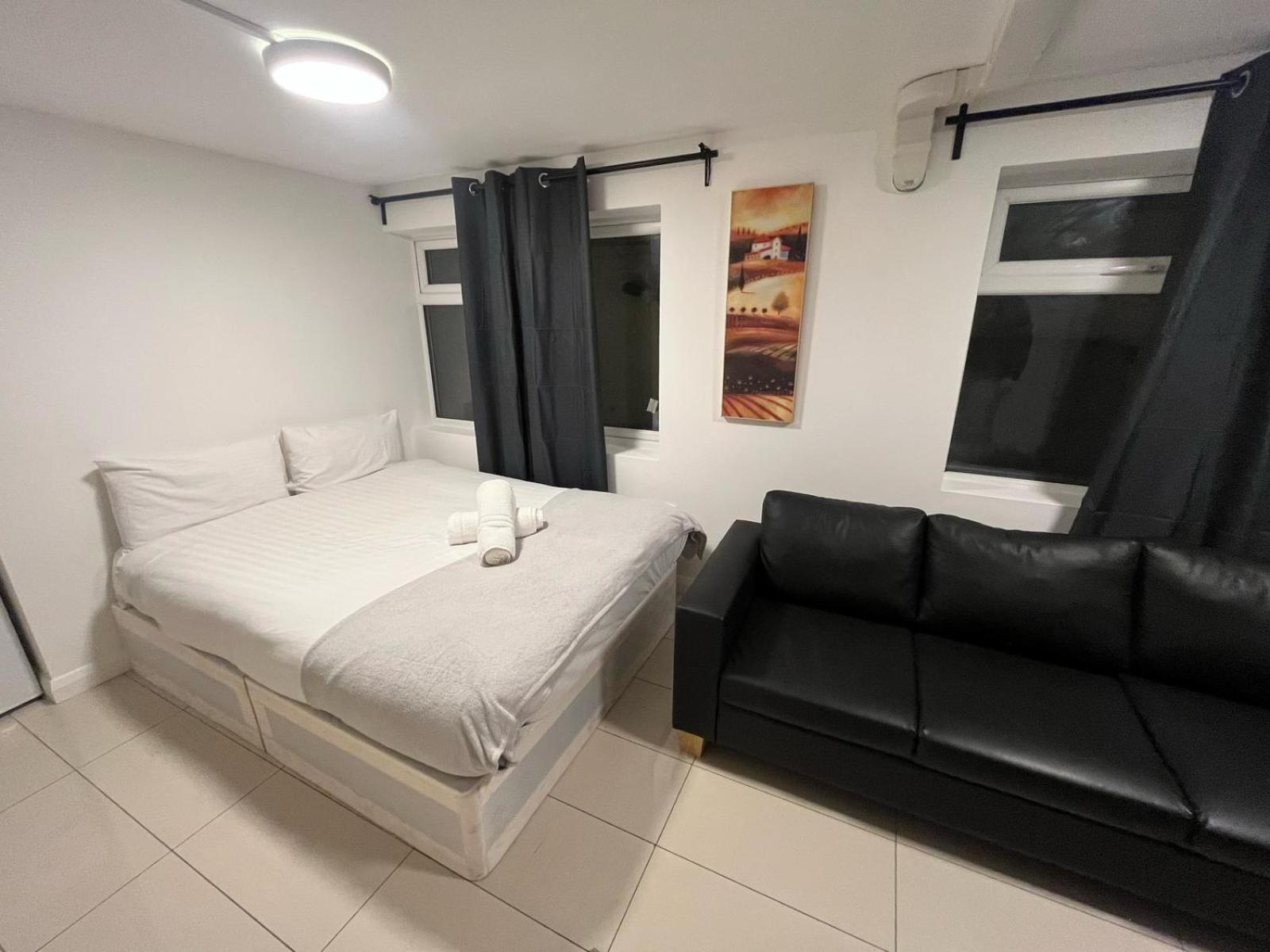 Modern Studios Queenspark London Room photo