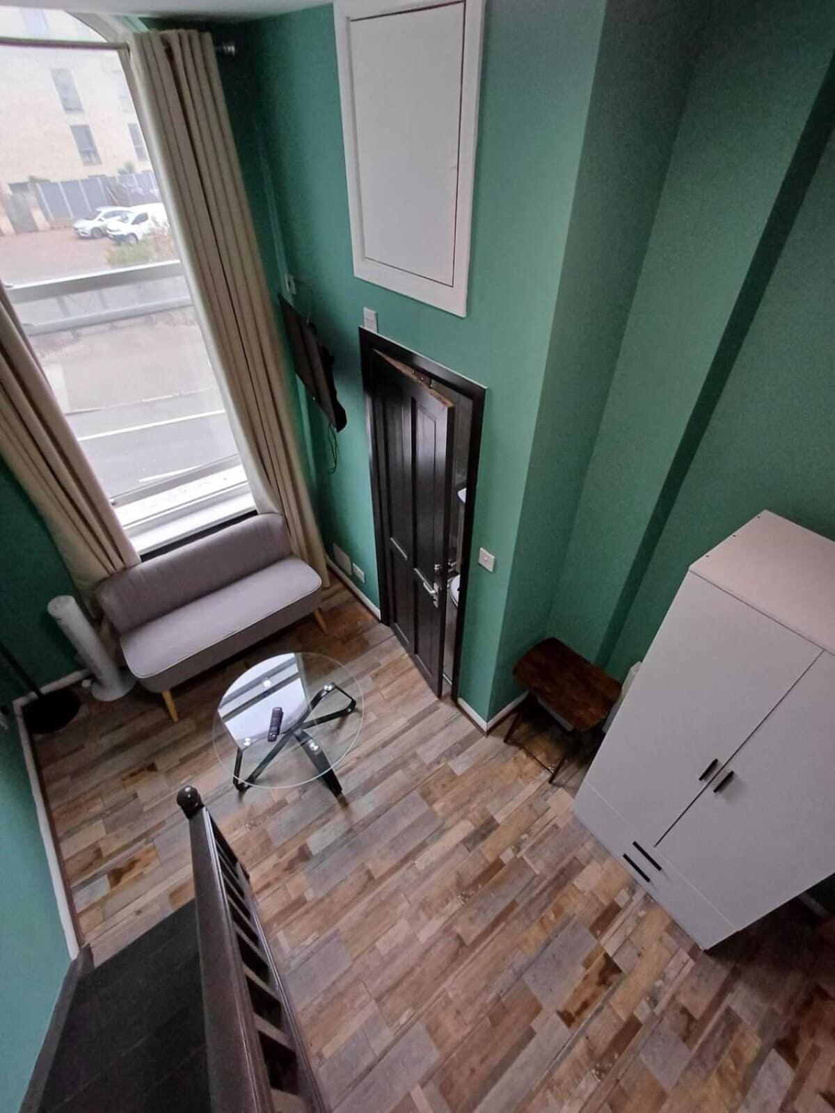 Modern Studios Queenspark London Room photo