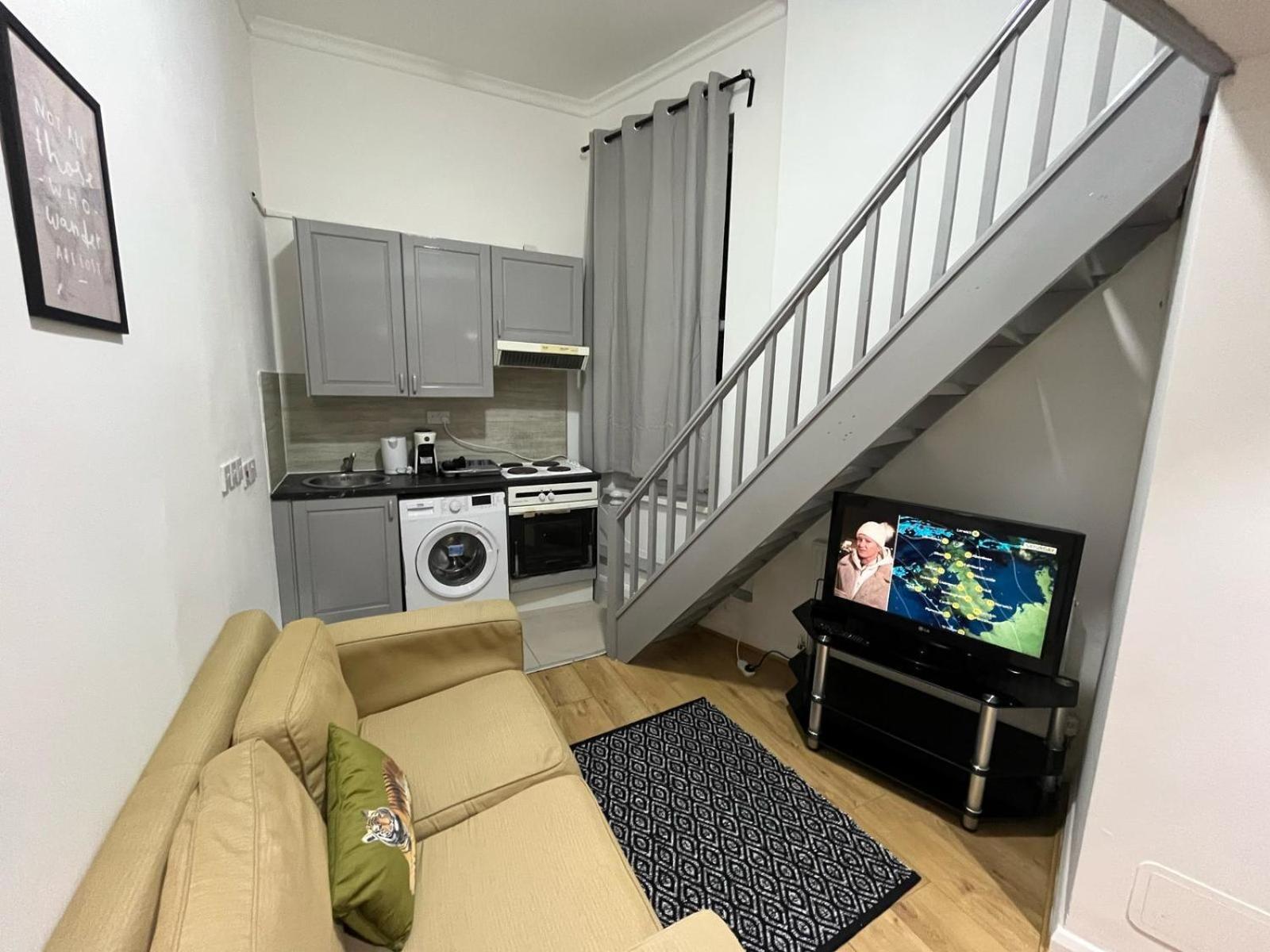 Modern Studios Queenspark London Room photo