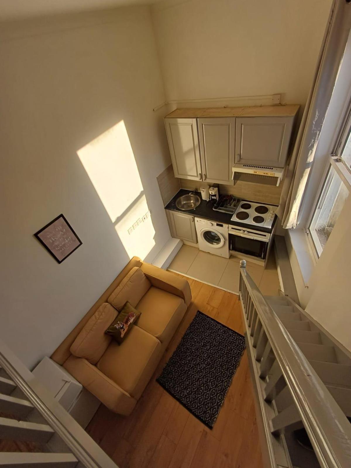 Modern Studios Queenspark London Room photo